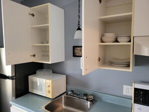 Standard Studio | Private kitchen | Coffee/tea maker, toaster, cleaning supplies, freezer - Motel La Croisière (Grandes-Bergeronnes)