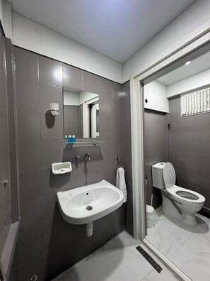 Habitación económica con 2 camas individuales | Baño compartido