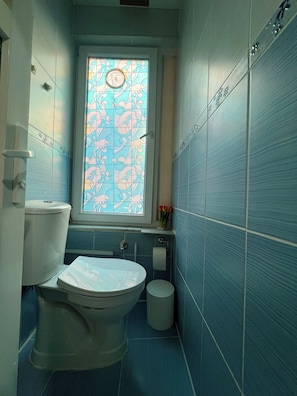 Standard-Dreibettzimmer, eigenes Bad | Badezimmer | Haartrockner, Handtücher, Seife, Shampoo