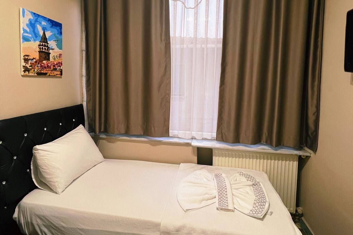 WiFi (free), bed sheets