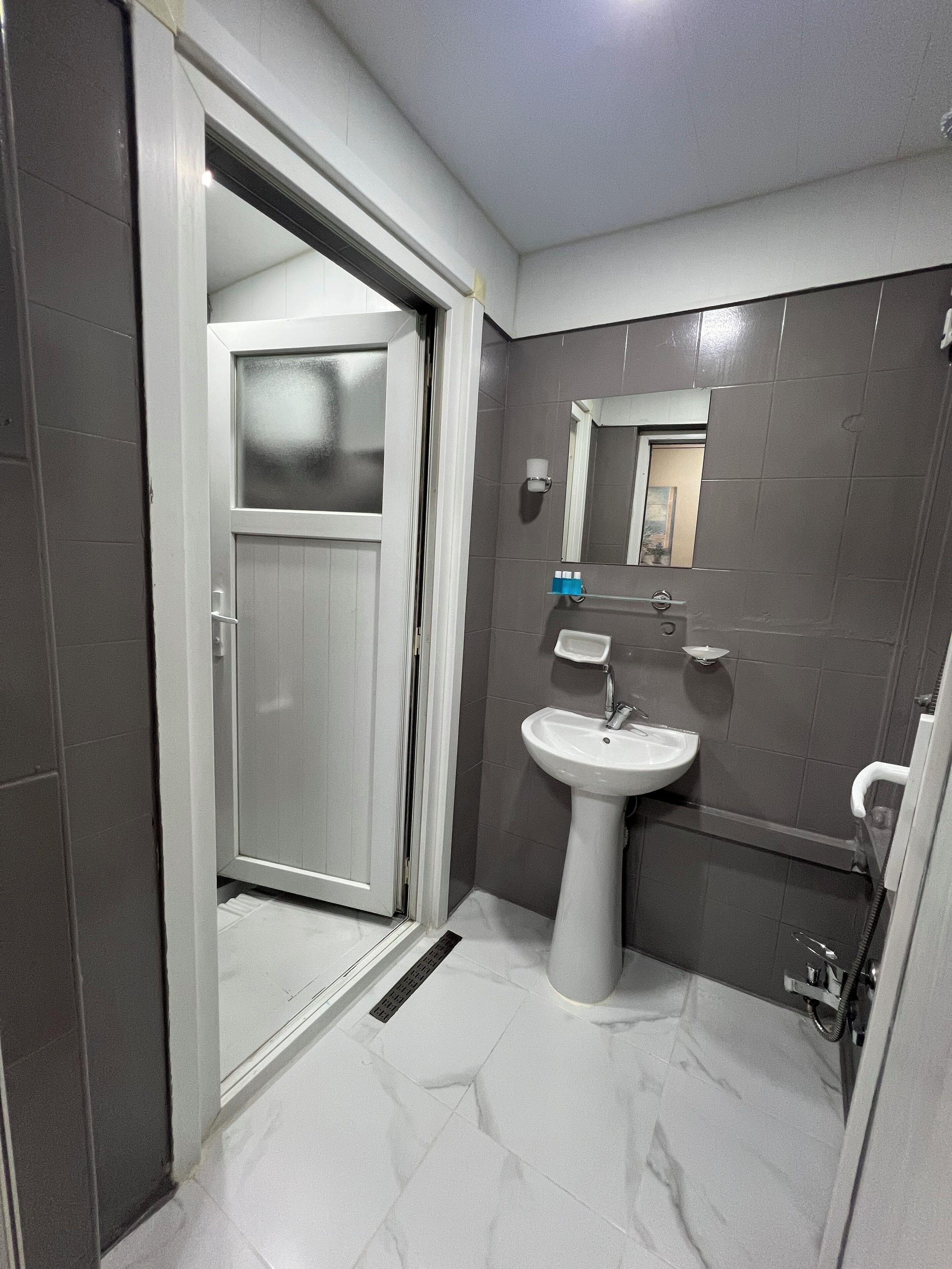 Secador de pelo, toallas, jabón, shampoo