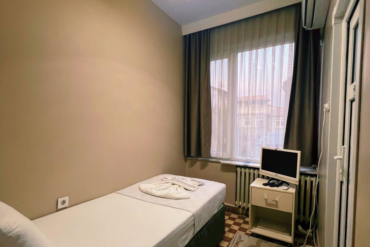 WiFi (free), bed sheets