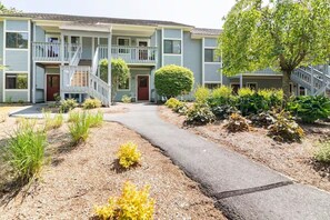 Exterior - Ocean Edge: 2-bedroom condo with pool and resort access, near beaches (Brewster)