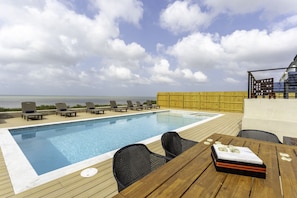 Una piscina al aire libre, una piscina climatizada