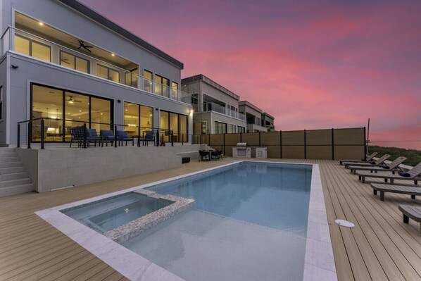 Una piscina al aire libre, una piscina climatizada