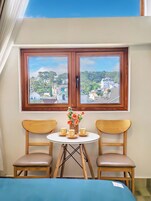 Habitación triple Deluxe, vistas a la ciudad | Escritorio y wifi gratis