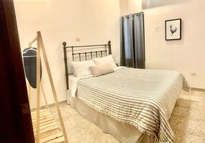 1 bedroom, desk, iron/ironing board, WiFi - Furlong1 Apartment in down Town city near the malecón and restaurants (La Paz)