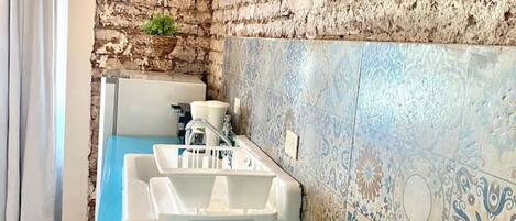 Fridge, stovetop, coffee/tea maker, toaster