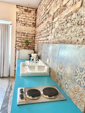 Fridge, stovetop, coffee/tea maker, toaster - Furlong1 Apartment in down Town city near the malecón and restaurants (La Paz)