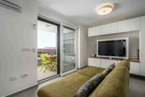 TV - Holiday apartment Flat with air conditioning (Zambratija)