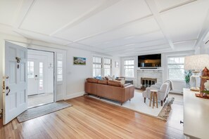 Smart TV, fireplace - Beach Bungalow - Hyannis Harbor - 3 Bedroom with A/C (Yarmouth)