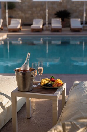 Seasonal outdoor pool, pool umbrellas, sun loungers - Sarana Suites Crete  (Kissamos)