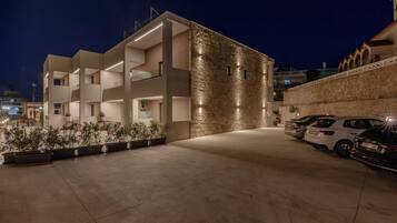 Electric vehicle charging station