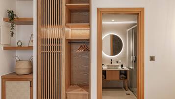 Junior Suite | Bathroom | Rainfall showerhead, free toiletries, hair dryer, towels