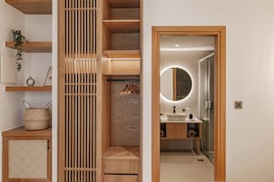 Suite junior | Baño | Cabezal de ducha tipo lluvia y artículos de higiene personal gratuitos