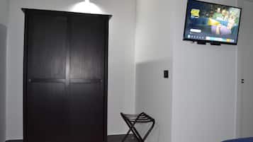 Habitación doble Confort, balcón, vista al patio | Minibar, caja de seguridad en la habitación y escritorio