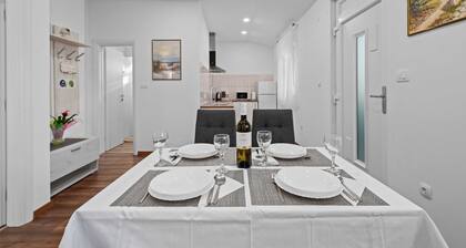 One-bedroom Apartment Near Beach