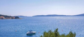 One-bedroom Apartment Near Beach