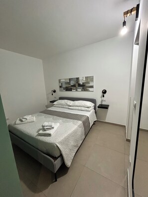 1 bedroom, travel cot, free WiFi, bed sheets - Home Sikelia (Siracusa)