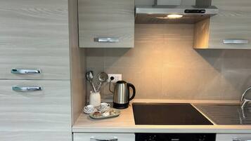 KĂŒhlschrank, Ofen, Herdplatte, Wasserkocher mit Kaffee-/Teezubehör