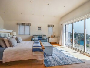 4 habitaciones, decoración personalizada y muebles diferentes