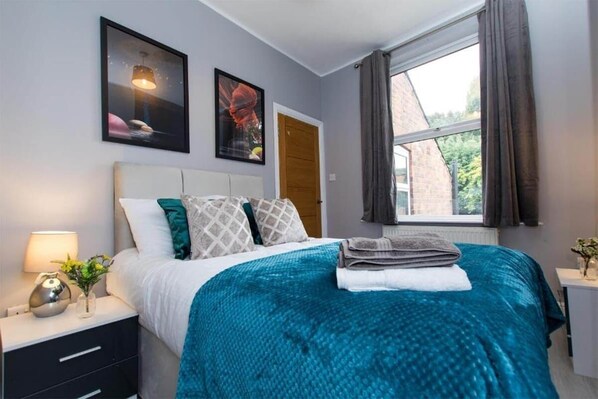 5 bedrooms, iron/ironing board, internet, bed sheets