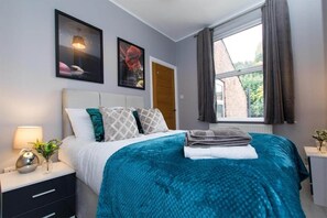 5 bedrooms, iron/ironing board, Internet, bed sheets