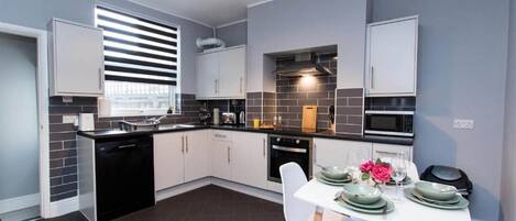 Réfrigérateur, micro-ondes, four, plaque de cuisson