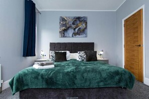 5 bedrooms, iron/ironing board, internet, bed sheets