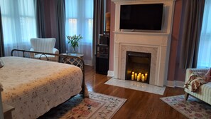 Deluxe Suite, 1 King Bed | 1 bedroom, premium bedding, memory-foam beds, blackout curtains - Bourbon Barrel Inn Bed & Breakfast (Louisville)