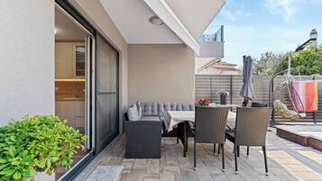 Apartment | Outdoor dining