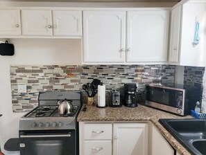 Microwave, oven, stovetop - Genesis King Suite Apt 4 located in peaceful valley AC, Wi-Fi (Cassada Gardens)