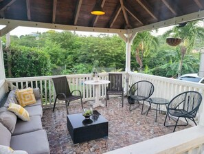 Property grounds - Genesis King Suite Apt 4 located in peaceful valley AC, Wi-Fi (Cassada Gardens)