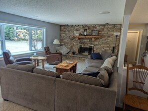 Smart-tv, eldstad, dvd-spelare och böcker