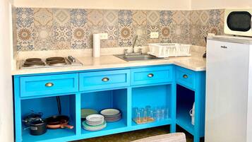 Fridge, microwave, stovetop, coffee/tea maker
