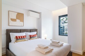 2 bedrooms, iron/ironing board, Internet, bed sheets