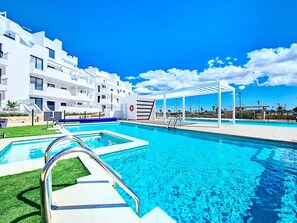 A heated pool - South west apartment with pool views (Torre Pacheco)