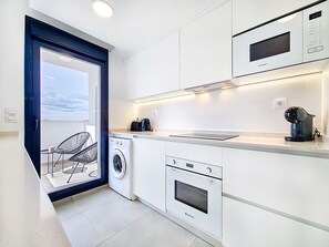 Kjøleskap, mikrobølgeovn, ovn og oppvaskmaskin