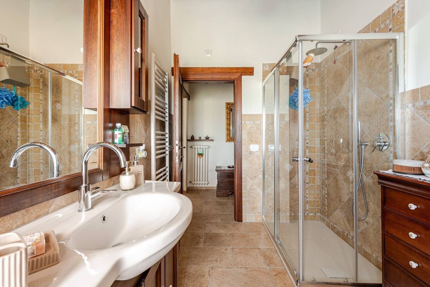 Een douche, een haardroger, een bidet, handdoeken