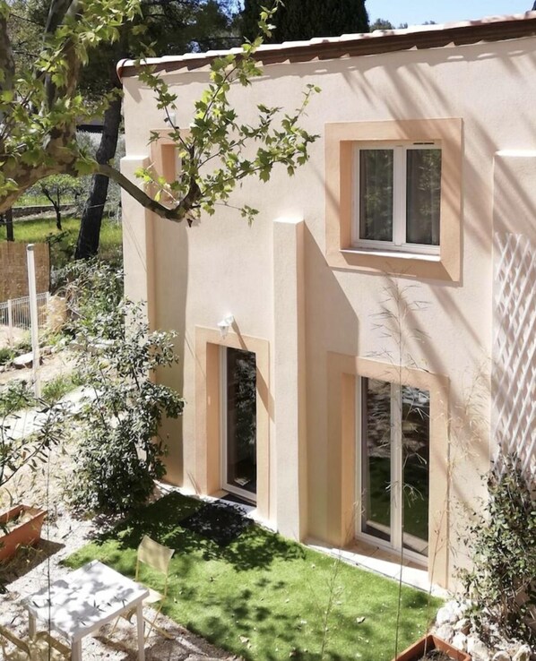 Exterior - Mas Provençal swimming pool near Cassis Aix Marseille sleeps 14 (Roquevaire)