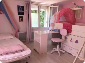 6 slaapkamers, een strijkplank/strijkijzer, wifi