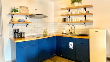 Fridge, stovetop, coffee/tea maker, toaster