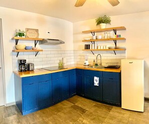 Een koelkast, een kookplaat, een koffiezetapparaat/waterkoker