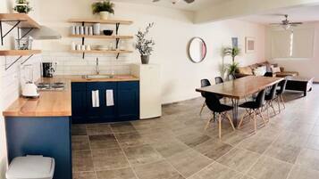 Réfrigérateur, plaque de cuisson, cafetiÚre/bouilloire, grille-pain