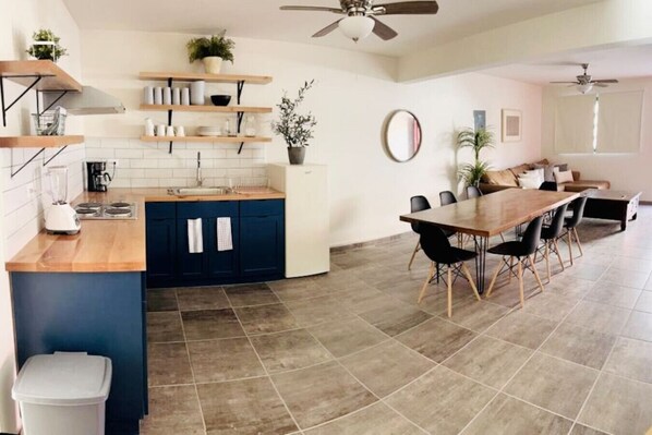 Een koelkast, een kookplaat, een koffiezetapparaat/waterkoker