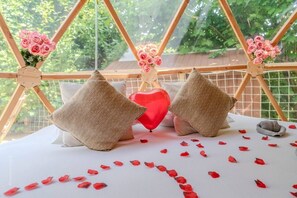 Travel cot, WiFi, bed sheets