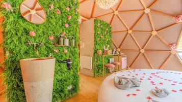 Travel cot, WiFi, bed sheets