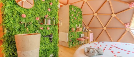 Travel crib, WiFi, bed sheets
