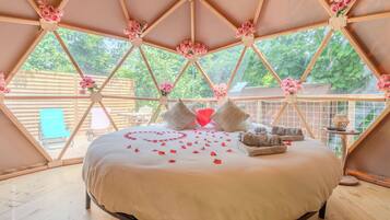 Travel crib, WiFi, bed sheets