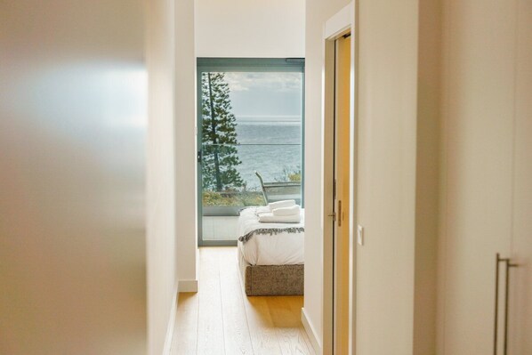 3 bedrooms, iron/ironing board, internet, bed sheets